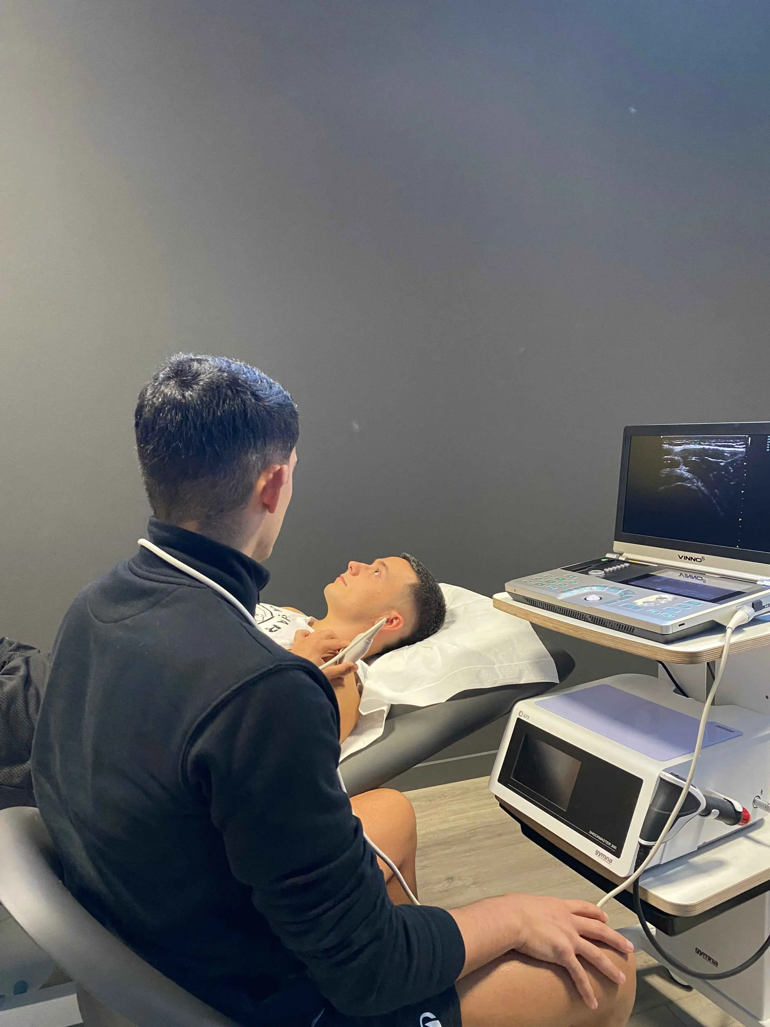 Interior de ADH Clinic en Oleiros, A Coruña — clínica de fisioterapia premium