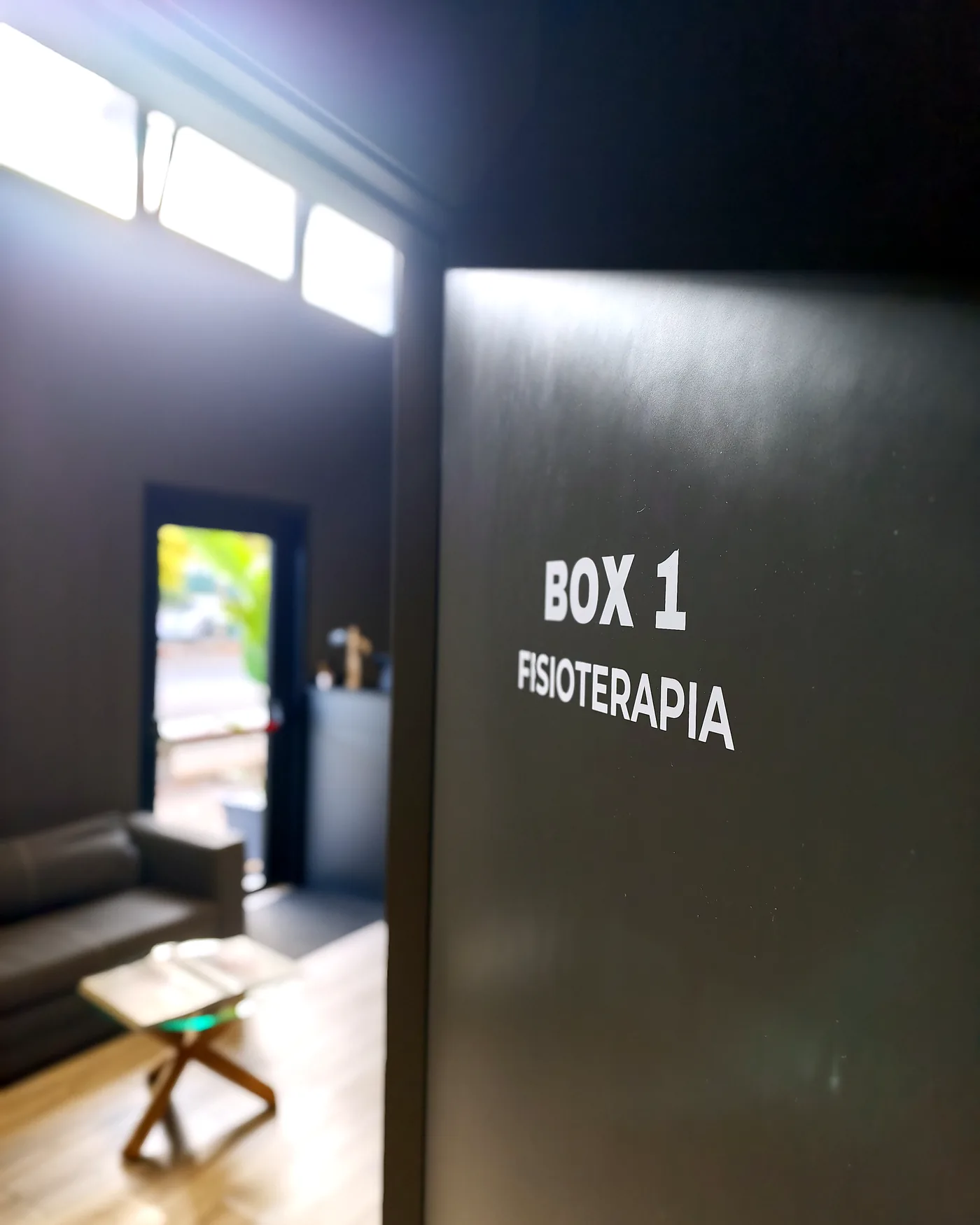 Acceso al box 1 de fisioterapia de ADH Clinic