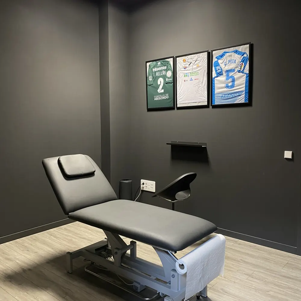 Box de tratamiento de fisioterapia en ADH Clinic