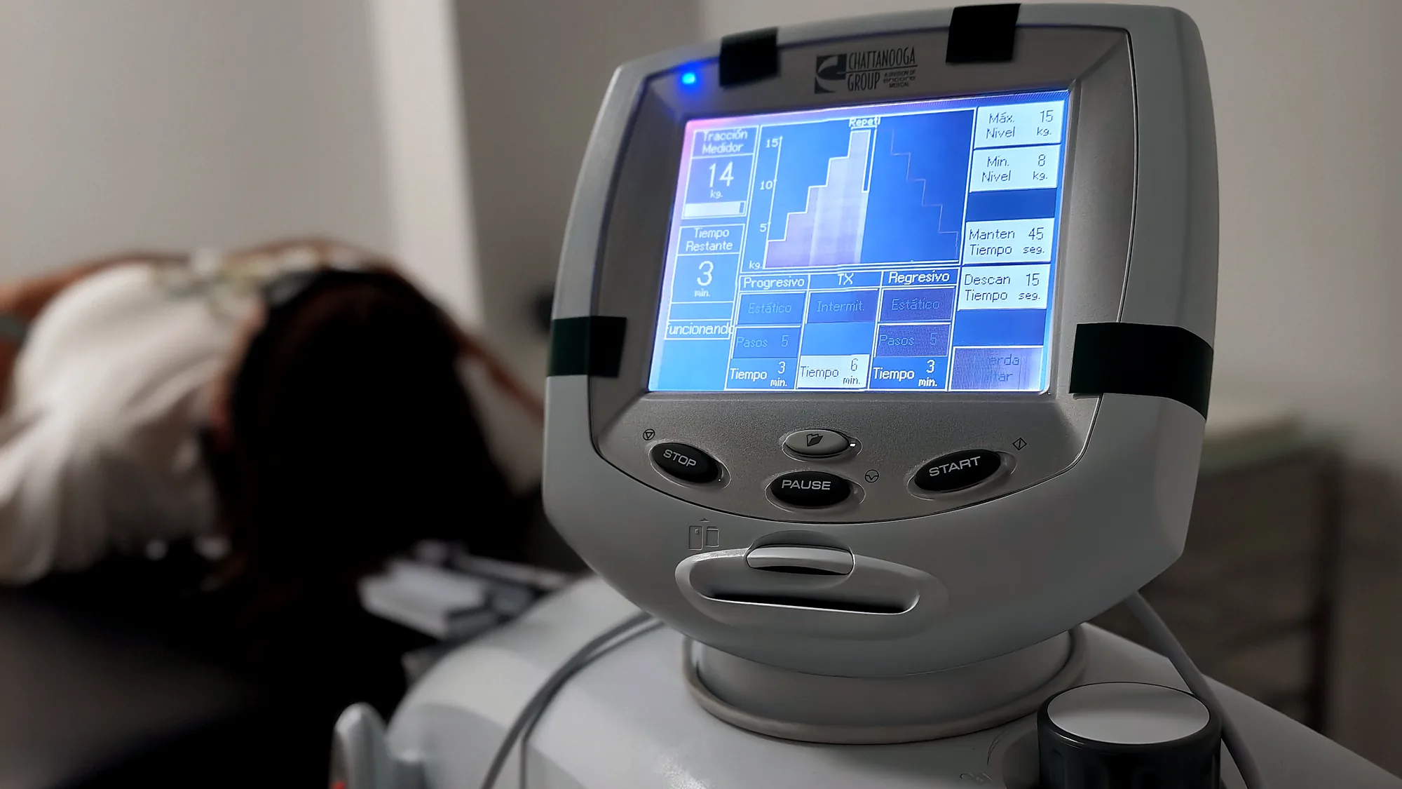 Camilla de tracción y descompresión vertebral de ADH Clinic con la consola de control