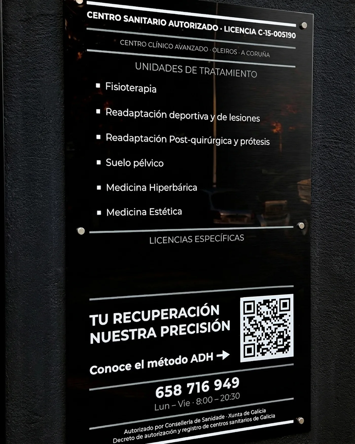 Placa de centro sanitario autorizado de ADH Clinic, licencia C-15-005190