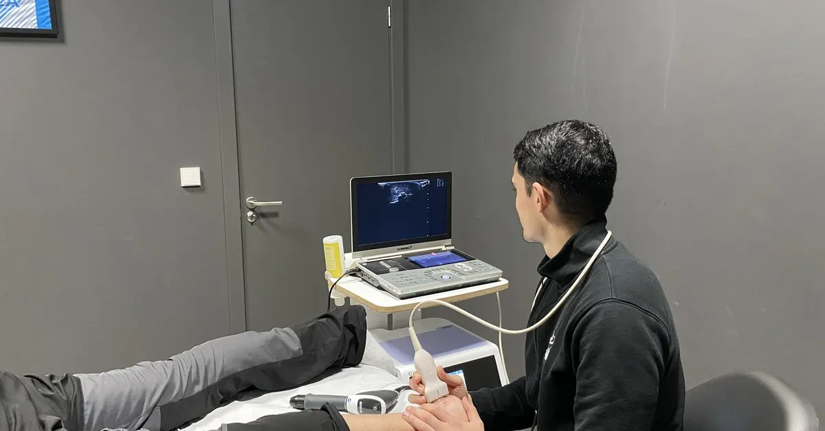 Fisioterapeuta de ADH Clinic realizando una ecografía musculoesquelética en Oleiros