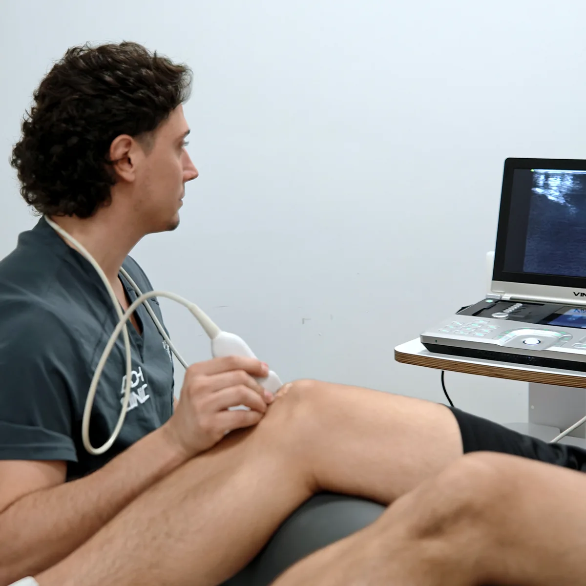 Ecografía de rodilla en consulta en ADH Clinic, Oleiros