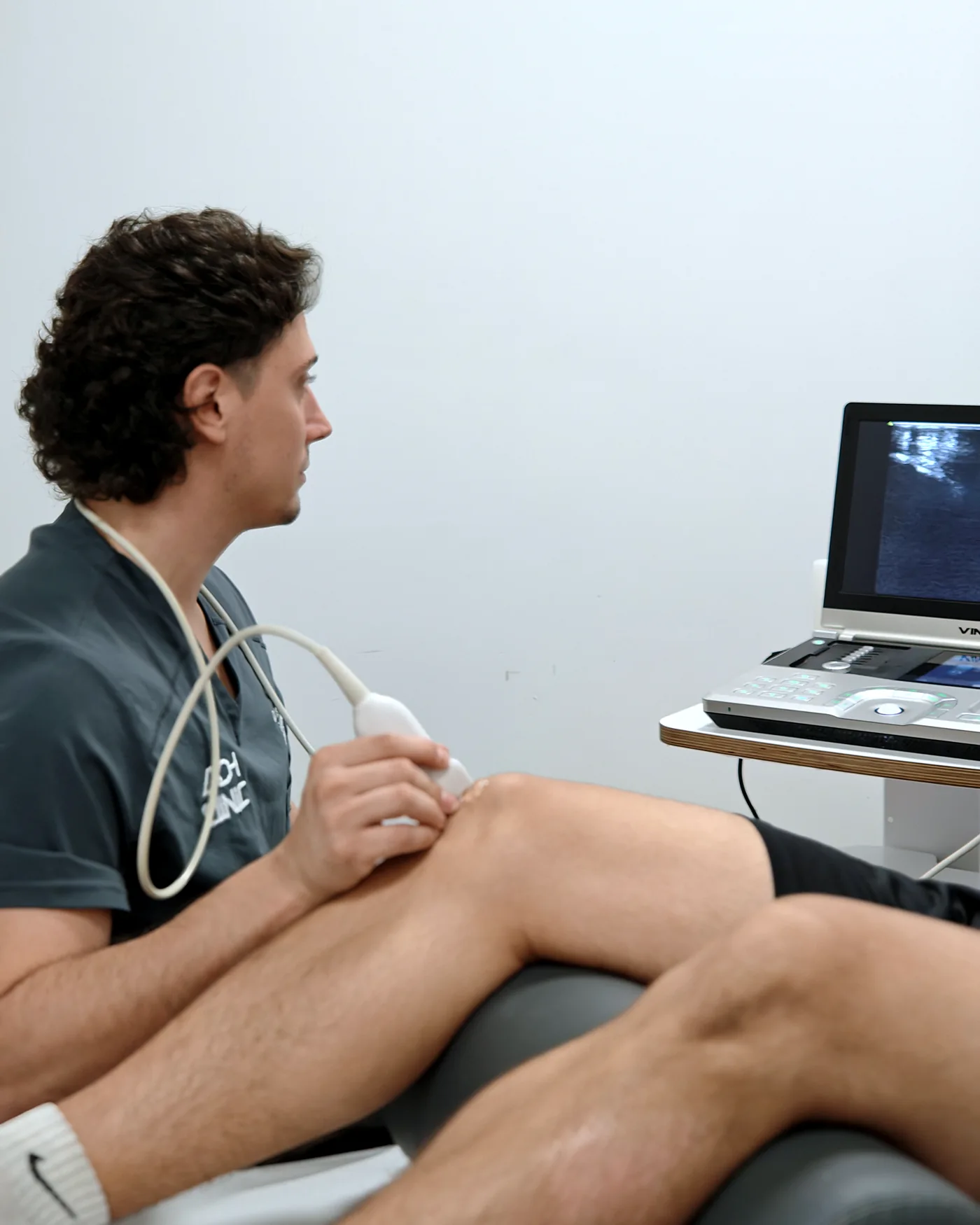 Ecografía de rodilla en consulta de fisioterapia, ADH Clinic Oleiros