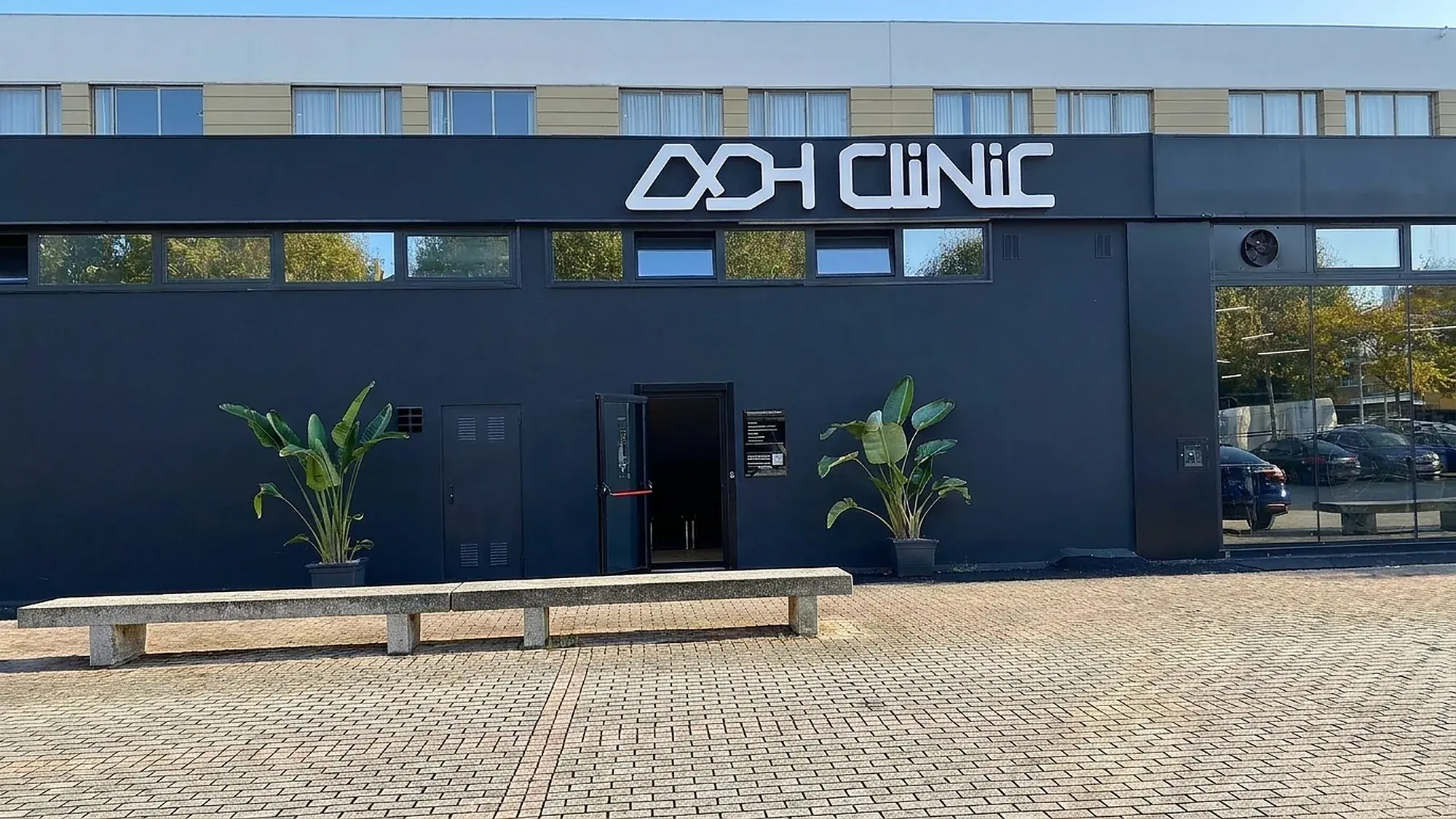 Entrada de ADH Clinic en Santa Cruz, Oleiros, con parking propio