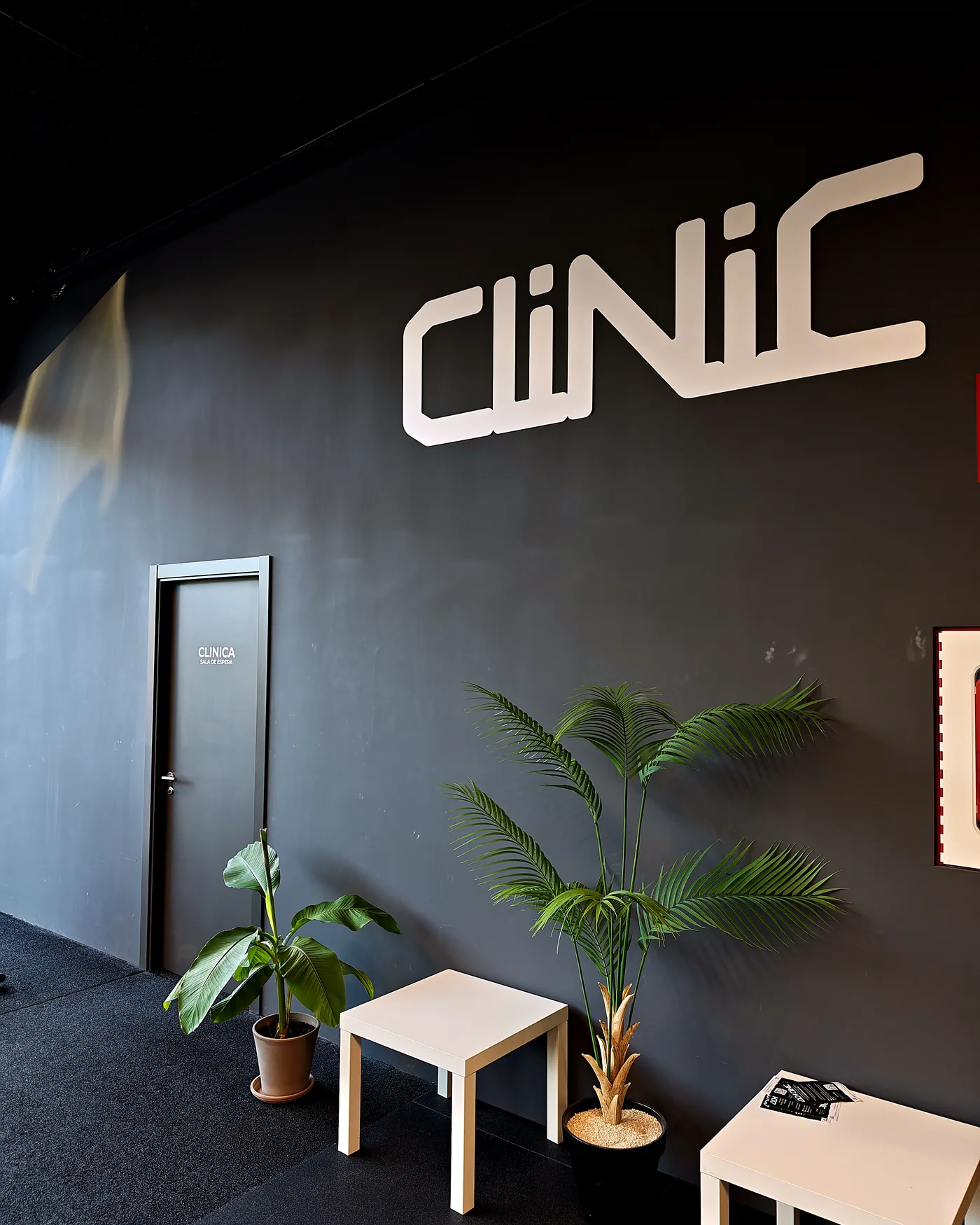 Entrada a la sala de espera desde el gimnasio de ADH Clinic