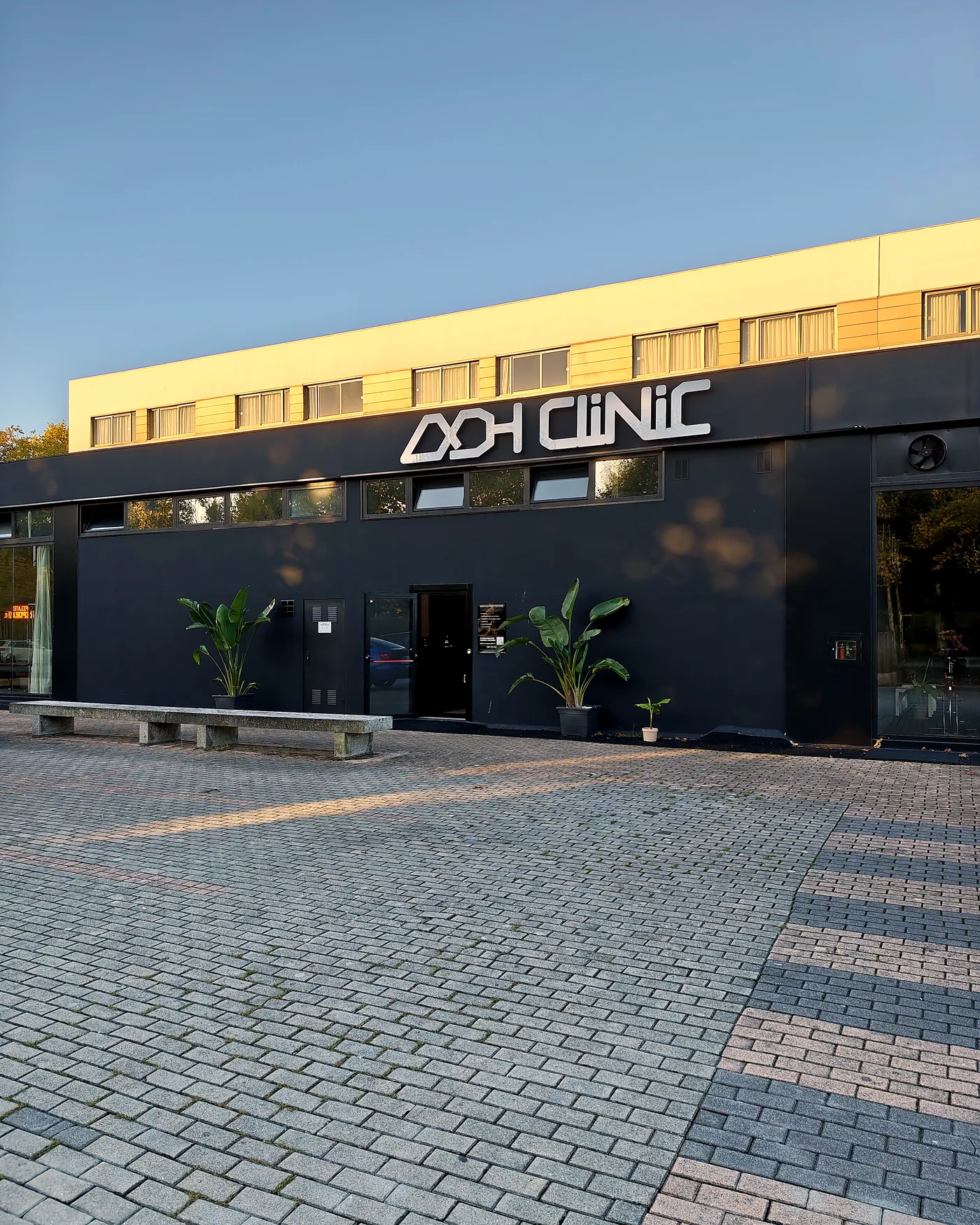 Fachada de ADH Clinic en Santa Cruz, Oleiros
