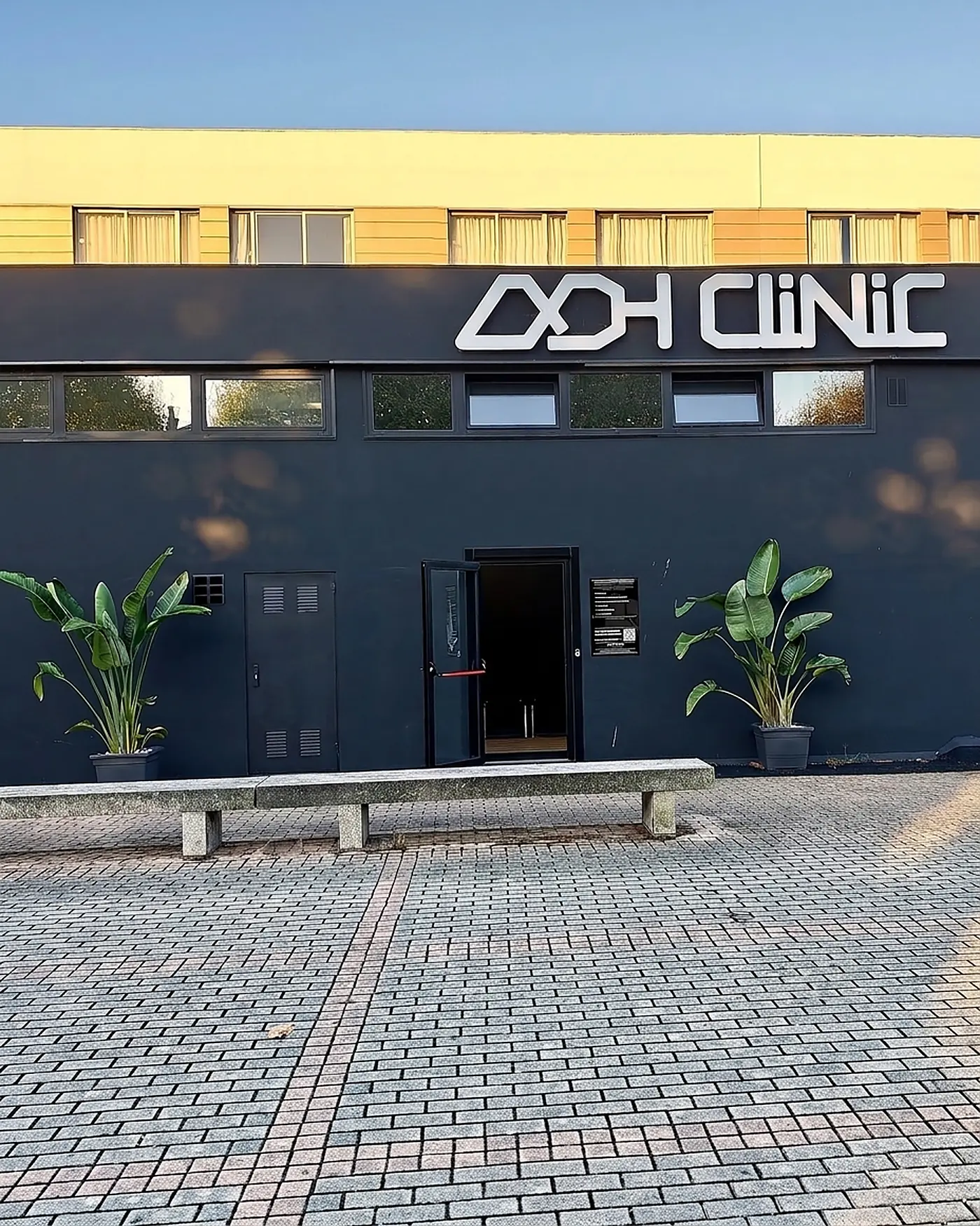 Entrada de ADH Clinic en Santa Cruz, Oleiros