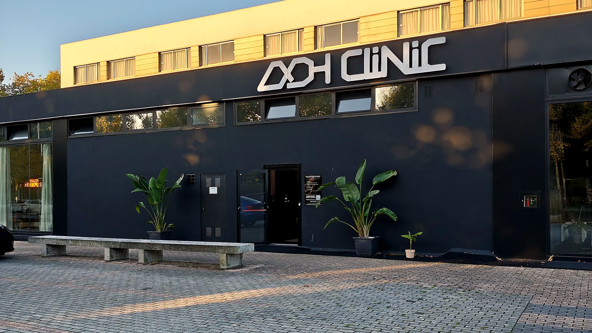 Parking propio a la entrada de ADH Clinic