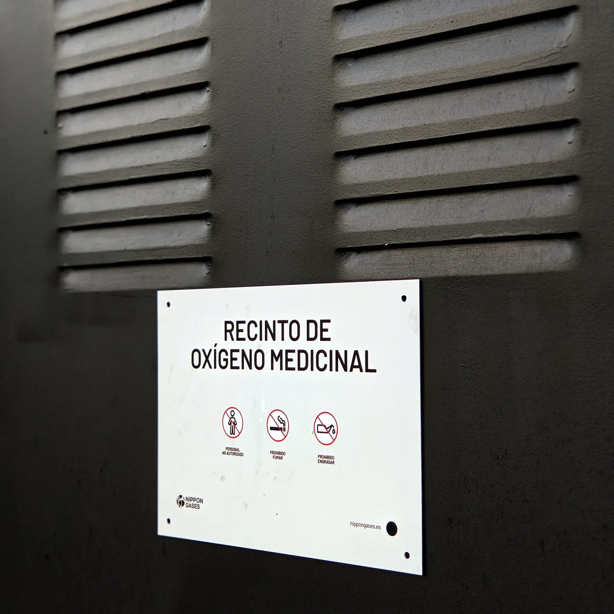 Señalización de recinto de oxígeno medicinal en ADH Clinic