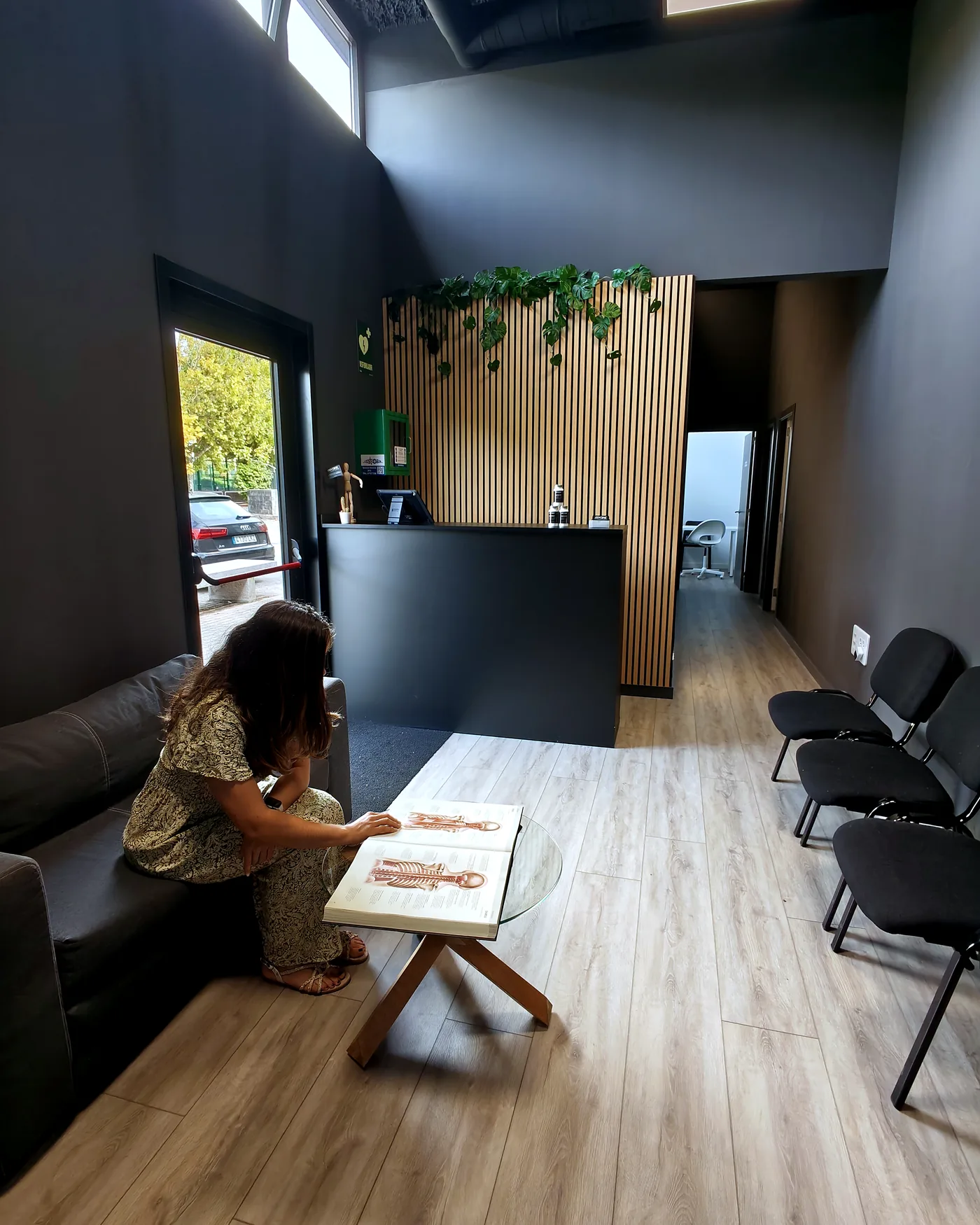 Paciente en la sala de espera de ADH Clinic