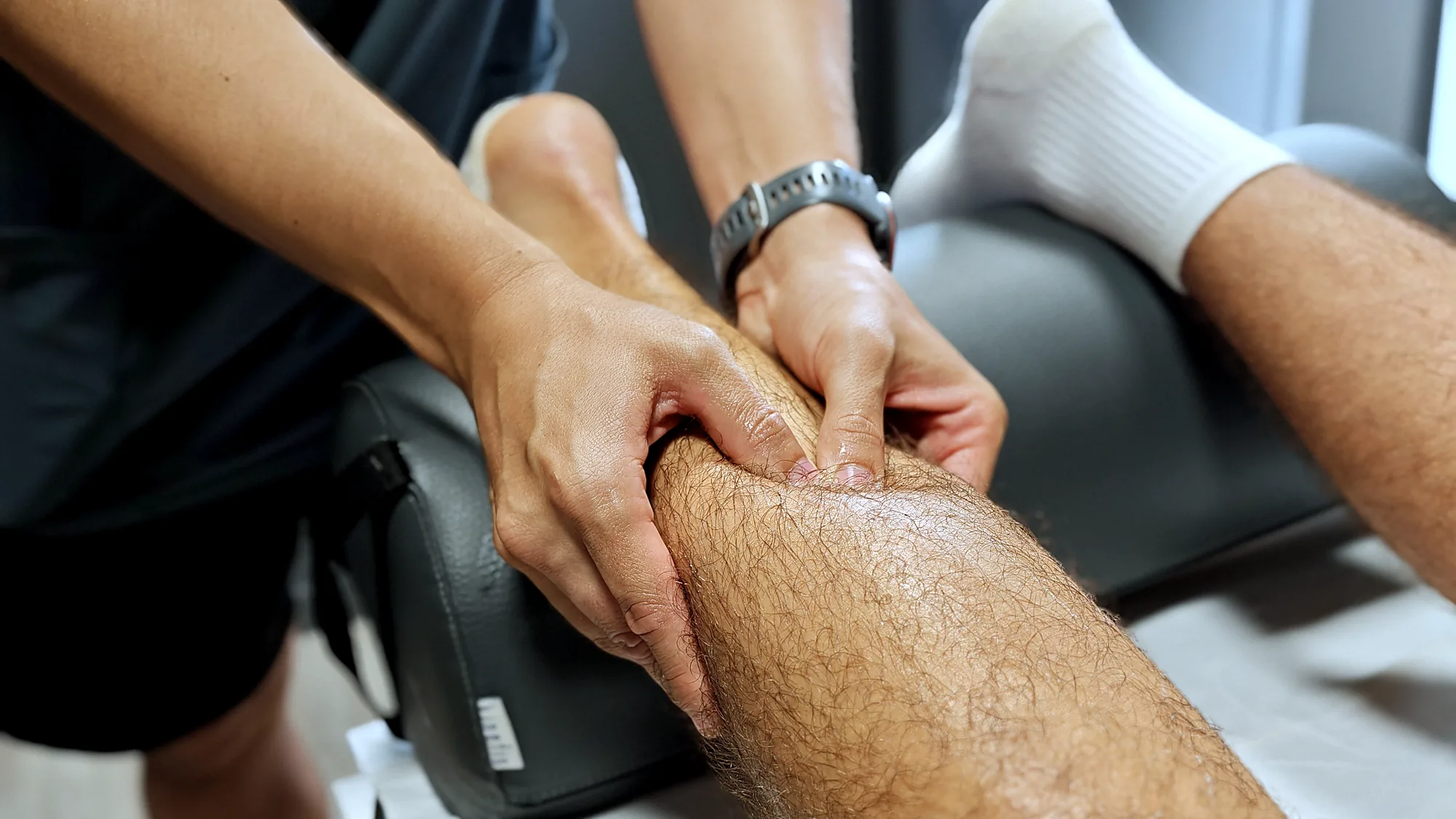 Sesión de fisioterapia en un box de ADH Clinic, Oleiros