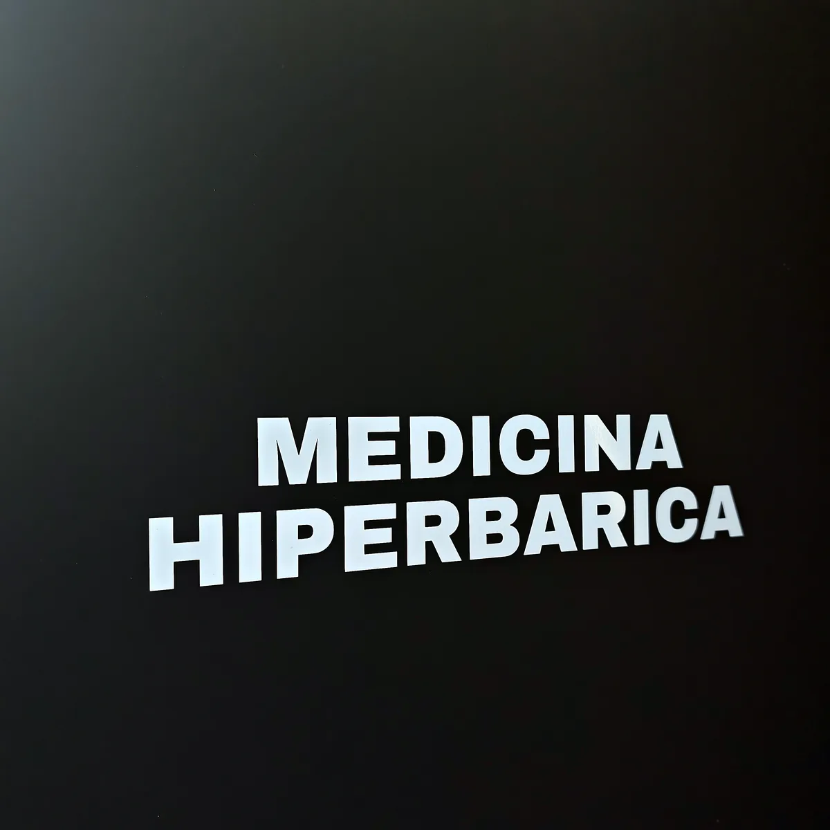 Rótulo de la unidad de medicina hiperbárica de ADH Clinic